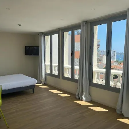 Urban Riviera - Executive Guest house *