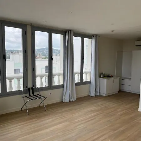 Urban Riviera - Executive Guest house *