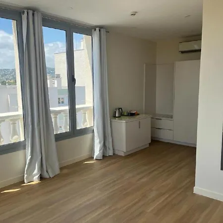 Urban Riviera - Executive Guest house *
